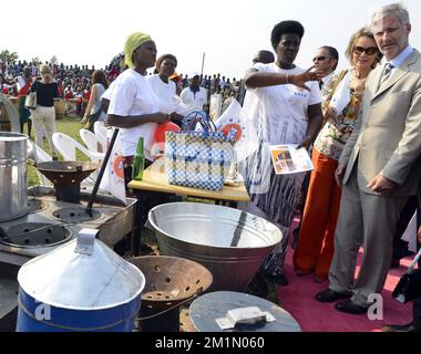 20120703 - BUJUMBURA, BURUNDI: John Cornet D'Elzius, consigliere del principe Filippo, principe ereditario Philippe del Belgio e principessa Mathilde del Belgio, nella foto di un incontro con varie associazioni interessate ai diritti delle donne e alla violenza nei confronti delle donne, martedì 03 luglio 2012 a Bujumbura, Burundi. Il principe Filippo e la principessa Mathilde del Belgio e i ministri belgi Didier Reynders e Paul Magnette si trovano in visita in Burundi in occasione del 50th° anniversario dell'indipendenza del Burundi. BELGA FOTO BENOIT DOPPAGNE Foto Stock