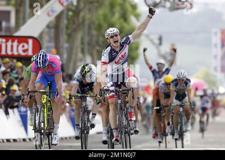 20120704 - BOULOGNE-SUR-MER, FRANCIA: Il tedesco Andre Greipel del Team Lotto Belisol festeggia dopo aver vinto la quarta tappa della 99th edizione della gara ciclistica Tour de France, 214km da Abbeville a Rouen, Francia Mercoledì 04 luglio 2012. BELGA FOTO KRISTOF VAN ACCOM Foto Stock