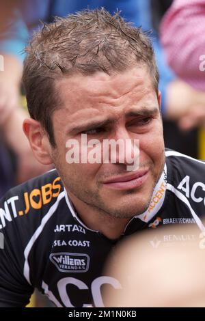 20120708 - ROESELARE, BELGIO: Jerome Gilbert grida al via del GP Jean-Pierre Monsere a Roeselare, domenica 08 luglio 2012. Il mondo ciclistico belga è in shock dopo l'inaspettata morte di Accent Jobs - il ciclista Willems di Veranda Rob Goris, un ex giocatore professionista di hockey su ghiaccio, nel suo hotel di Honfleur, Francia. Goris non partecipava al Tour. Mercoledì sera era stato ospite del talk show televisivo "vive le velo" del VRT Tour de France. Goris, di soli 30 anni, è morto per un arresto cardiaco. BELGA FOTO KURT DESPLENTER Foto Stock