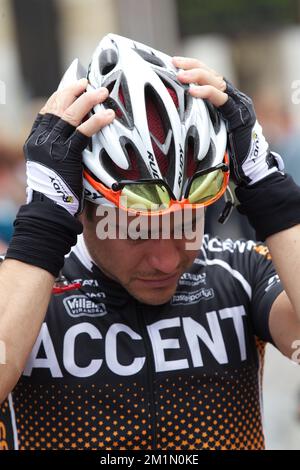 20120708 - ROESELARE, BELGIO: Jerome Gilbert grida al via del GP Jean-Pierre Monsere a Roeselare, domenica 08 luglio 2012. Il mondo ciclistico belga è in shock dopo l'inaspettata morte di Accent Jobs - il ciclista Willems di Veranda Rob Goris, un ex giocatore professionista di hockey su ghiaccio, nel suo hotel di Honfleur, Francia. Goris non partecipava al Tour. Mercoledì sera era stato ospite del talk show televisivo "vive le velo" del VRT Tour de France. Goris, di soli 30 anni, è morto per un arresto cardiaco. BELGA FOTO KURT DESPLENTER Foto Stock