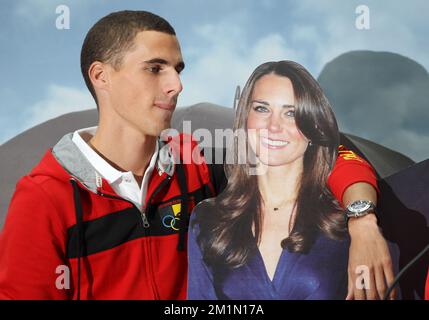 20120712 - BRUXELLES, BELGIO: L'atleta Kevin Borlee posa con una foto di cartone della principessa Kate Middleton e del principe William durante una conferenza stampa sulla partecipazione belga alle diverse discipline atletiche ai Giochi Olimpici di Londra 2012, giovedì 12 luglio 2012. BELGA PHOTO VIRGINIE LEFOUR Foto Stock