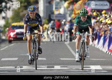 20120716 - PAU, FRANCIA: Danese Nicki Sorensen del Team Saxo Bank-Tinkoff Bank e francese Thomas Voeckler di Europcar sprint per il traguardo durante la 15th tappa della 99th edizione del Tour de France, 160km da Samatan a Pau, Francia, lunedì 16 luglio 2012. BELGA FOTO KRISTOF VAN ACCOM Foto Stock