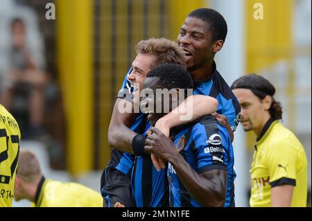 20120714 - BRUGGE, BELGIO: Club Jim Larsen, Club's Joseph Akpala e Club's Ryan Donk festeggiano durante l'amichevole partita di calcio Club Brugge vs campione tedesco Borussia Dortmund al Brugse Metten, a Brugge, sabato 14 luglio 2012. FOTO DI BELGA BRUNO FAHY Foto Stock