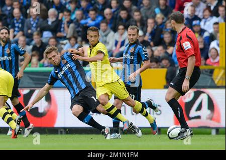 20120714 - BRUGGE, BELGIO: Jim Larsen del Club e Moritz Leitner di Borussia combattono per la palla durante la amichevole partita di calcio Club Brugge vs campione tedesco Borussia Dortmund al Brugse Metten, a Brugge, sabato 14 luglio 2012. FOTO DI BELGA BRUNO FAHY Foto Stock