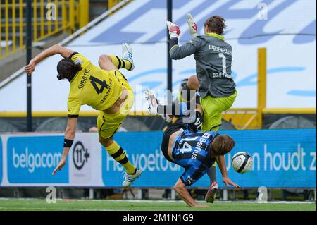 20120714 - BRUGGE, BELGIO: Jim Larsen del Club segna un gol durante la amichevole partita di calcio Club Brugge vs campione tedesco Borussia Dortmund al Brugse Metten, a Brugge, sabato 14 luglio 2012. FOTO DI BELGA BRUNO FAHY Foto Stock