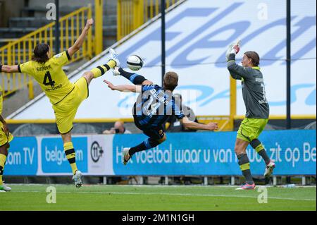 20120714 - BRUGGE, BELGIO: Jim Larsen del Club segna un gol durante la amichevole partita di calcio Club Brugge vs campione tedesco Borussia Dortmund al Brugse Metten, a Brugge, sabato 14 luglio 2012. FOTO DI BELGA BRUNO FAHY Foto Stock