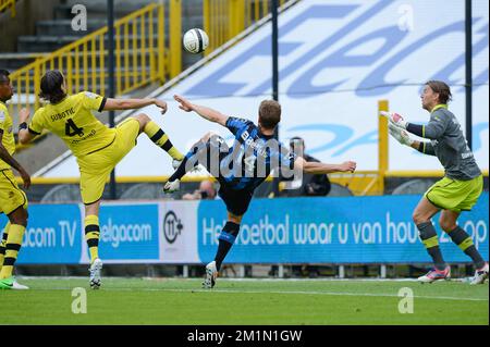 20120714 - BRUGGE, BELGIO: Jim Larsen del Club segna un gol durante la amichevole partita di calcio Club Brugge vs campione tedesco Borussia Dortmund al Brugse Metten, a Brugge, sabato 14 luglio 2012. FOTO DI BELGA BRUNO FAHY Foto Stock