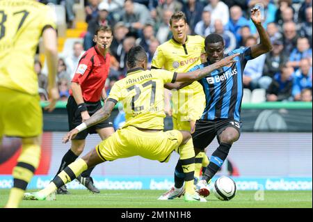 20120714 - BRUGGE, BELGIO: Felipe Santana di Borussia e Joseph Akpala del Club combattono per la palla durante la amichevole partita di calcio Club Brugge vs campione tedesco Borussia Dortmund al Brugse Metten, a Brugge, sabato 14 luglio 2012. FOTO DI BELGA BRUNO FAHY Foto Stock