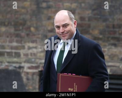 Downing Street, Londra, Regno Unito. 13th Dec, 2022. Il Segretario di Stato per la Difesa ben Wallace arriva per la riunione settimanale del Gabinetto al numero 10 di Downing Street. Credit: Uwe Deffner/Alamy Live News Foto Stock
