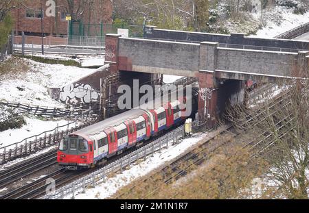 Un treno Jubilee Line passa attraverso Willesden Green nel nord-ovest di Londra, poiché il maltempo continua a influenzare i servizi ferroviari in tutto il Regno Unito. Data immagine: Martedì 13 dicembre 2022. Foto Stock