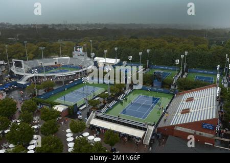 20120827 - NEW YORK, STATI UNITI: L'illustrazione mostra i campi da tennis coperti dalla pioggia il primo giorno del torneo di tennis US Open Grand Slam, a Flushing Meadows, a New York City, USA, lunedì 27 agosto 2012. FOTO DI BELGA YORICK JANSENS Foto Stock