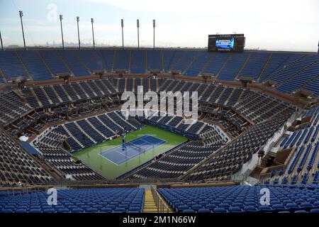20120827 - NEW YORK, STATI UNITI: L'illustrazione mostra l'Arthur Ashe Stadium coperto dalla pioggia il primo giorno del torneo di tennis US Open Grand Slam, a Flushing Meadows, a New York City, USA, lunedì 27 agosto 2012. FOTO DI BELGA YORICK JANSENS Foto Stock