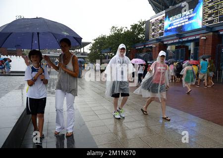 20120827 - NEW YORK, STATI UNITI: L'illustrazione mostra gli spettatori sotto la pioggia il primo giorno del torneo di tennis US Open Grand Slam, a Flushing Meadows, a New York City, USA, lunedì 27 agosto 2012. FOTO DI BELGA YORICK JANSENS Foto Stock