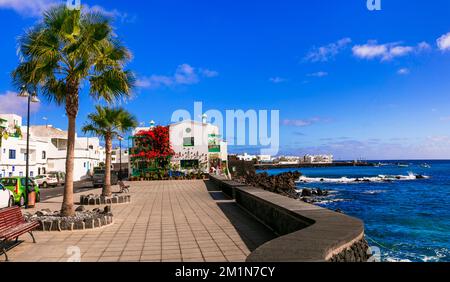 Luoghi panoramici di Lanzarote. Vista del tradizionale villaggio di pescatori di Punta Mujeres con mare cristallino e case bianche. famoso per le piscine naturali. Canarie Foto Stock