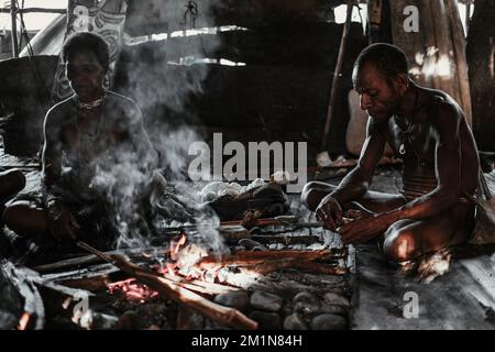 La tribù dei Korowai, spesso chiamata la tribù degli Asmat degli alberi, perché vivono in alberi alti. Preso @Gauli villaggio, Korowai distretto, Papua, Indonesi Foto Stock