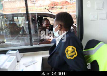 Nairobi, Kenya. 14th maggio, 2022. Un autista paga una tassa presso un casello sulla Nairobi Expressway, finanziata e costruita da China Road and Bridge Corporation, a Nairobi, Kenya, 14 maggio 2022. Credit: Notizie dal vivo Long Lei/Xinhua/Alamy Foto Stock