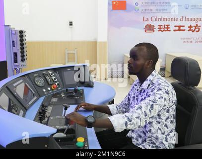 Nairobi. 19th Set, 2022. Uno studente mostra un simulatore di guida al Gibuti Luban Workshop presso la Gibuti Industrial and Commercial School di Gibuti City, capitale del Gibuti, il 19 settembre 2022. Credit: Dong Jianghui/Xinhua/Alamy Live News Foto Stock