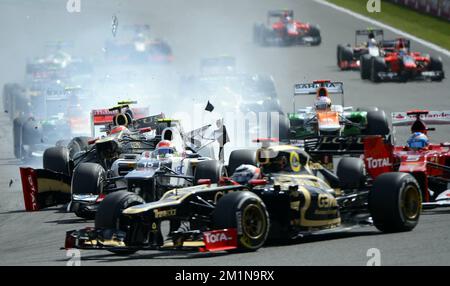 20120901 - BRUXELLES, BELGIO: L'illustrazione mostra un grande incidente tra lo spagnolo Fernando Alonso della Ferrari, il britannico Lewis Hamilton della McLaren, il messicano Sergio Perez della Sauber e il francese Romain Grosjean della Lotus al via del Gran Premio del Belgio F1, a Spa-Francorchamps, sabato 01 settembre 2012. FOTO DI BELGA ERIC LALMAND Foto Stock