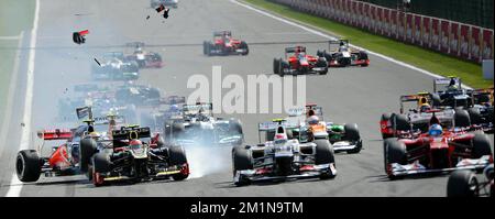 20120901 - BRUXELLES, BELGIO: L'illustrazione mostra un grande incidente tra lo spagnolo Fernando Alonso della Ferrari, il britannico Lewis Hamilton della McLaren, il messicano Sergio Perez della Sauber e il francese Romain Grosjean della Lotus al via del Gran Premio del Belgio F1, a Spa-Francorchamps, sabato 01 settembre 2012. FOTO DI BELGA ERIC LALMAND Foto Stock