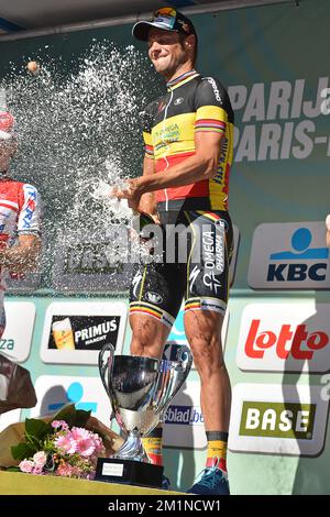 20120907 - BRUXELLES, BELGIO: Il campione nazionale belga Tom Boonen del team Omega Pharma - Quick Step festeggia sul podio con champagne dopo aver vinto la 92nd° edizione della gara ciclistica Parigi-Bruxelles/Parijs-Brussel di un giorno, a Bruxelles, venerdì 07 settembre 2012. FOTO DI BELGA DAVID STOCKMAN Foto Stock