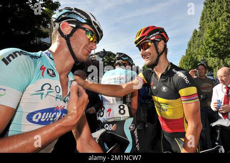 20120907 - BRUXELLES, BELGIO: Il campione nazionale belga Tom Boonen del team Omega Pharma - Quick Step festeggia con un compagno di squadra dopo aver vinto l'edizione 92nd della gara ciclistica di un giorno Parigi-Bruxelles/Parijs-Brussel, a Bruxelles, venerdì 07 settembre 2012. FOTO DI BELGA DAVID STOCKMAN Foto Stock