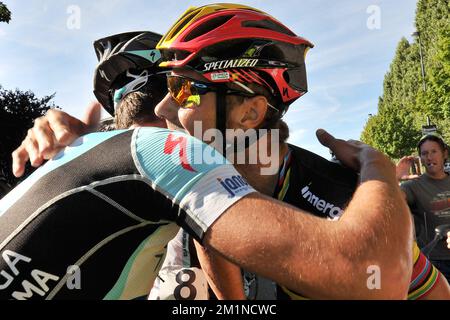 20120907 - BRUXELLES, BELGIO: Il campione nazionale belga Tom Boonen del team Omega Pharma - Quick Step festeggia con un compagno di squadra dopo aver vinto l'edizione 92nd della gara ciclistica di un giorno Parigi-Bruxelles/Parijs-Brussel, a Bruxelles, venerdì 07 settembre 2012. FOTO DI BELGA DAVID STOCKMAN Foto Stock