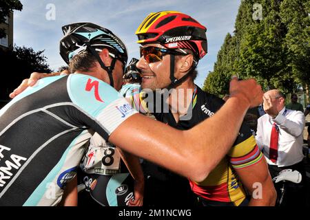 20120907 - BRUXELLES, BELGIO: Il campione nazionale belga Tom Boonen del team Omega Pharma - Quick Step festeggia con un compagno di squadra dopo aver vinto l'edizione 92nd della gara ciclistica di un giorno Parigi-Bruxelles/Parijs-Brussel, a Bruxelles, venerdì 07 settembre 2012. FOTO DI BELGA DAVID STOCKMAN Foto Stock