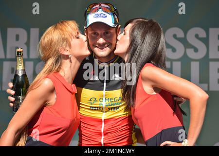 20120907 - BRUXELLES, BELGIO: Il campione nazionale belga Tom Boonen del team Omega Pharma - Quick Step (C) è baciato dai floergirl sul podio dopo aver vinto la 92nd edizione della gara ciclistica Parigi-Bruxelles/Parijs-Brussel di un giorno, a Bruxelles, venerdì 07 settembre 2012. FOTO DI BELGA DAVID STOCKMAN Foto Stock