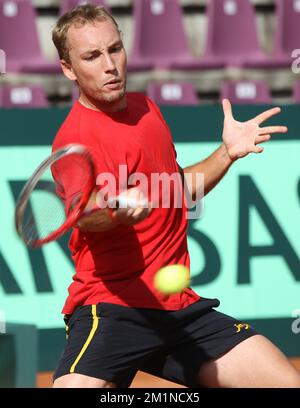 20120912 - BRUXELLES, BELGIO: Il belga Steve Darcis nella foto durante una sessione di allenamento della squadra belga di Coppa Davis al Royal Primerose Tennis Club di Bruxelles, mercoledì 12 settembre 2012. Questo fine settimana, Belgio e Svezia giocheranno un gioco di play-off per il World Group. BELGA PHOTO VIRGINIE LEFOUR Foto Stock