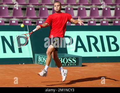 20120912 - BRUXELLES, BELGIO: Il belga Steve Darcis nella foto durante una sessione di allenamento della squadra belga di Coppa Davis al Royal Primerose Tennis Club di Bruxelles, mercoledì 12 settembre 2012. Questo fine settimana, Belgio e Svezia giocheranno un gioco di play-off per il World Group. BELGA PHOTO VIRGINIE LEFOUR Foto Stock