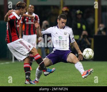 20120918 - MILANO, ITALIA: Luca Antonini di Milano e massimo Bruno di Anderlecht lottano per la palla durante la partita di calcio UEFA Champions League Group C tra l'Associazione Calcio di Milano e la squadra di calcio belga di prima divisione RSC Anderlecht a Milano, Italia, martedì 18 settembre 2012. BELGA PHOTO VIRGINIE LEFOUR Foto Stock