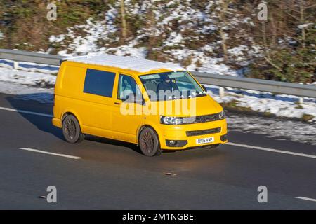 2015 VW VOLKSWAGEN Transporter giallo T32 Startline, 1968cc Diesel 6 velocità finestrino manuale furgone; auto in viaggio su un inverno freddo mattina dopo il gelo notturno. Inverno basse temperature con gelo a dicembre e condizioni di guida fredde sull'autostrada M61, Regno Unito Foto Stock