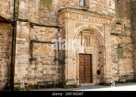 Porta d'ingresso rinascimentale nella chiesa del Monastero di Santa Maria di Carracedo a Carracedelo, El Bierzo, Spagna Foto Stock