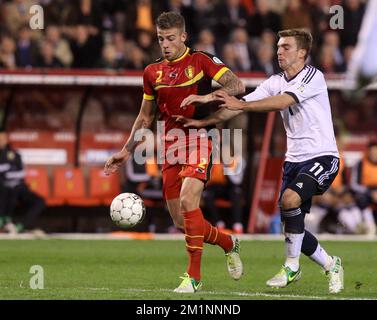 20121016 - BRUXELLES, BELGIO: Il belga Toby Alderweireld e il scozzese James Morrison combattono per la palla durante una partita dei Red Devils, la nazionale belga di calcio, contro la Scozia, la quarta partita di qualificazione per i Campionati del mondo di calcio 2014, martedì 16 ottobre 2012 nello stadio del re Baudouin (Stade Roi Baudouin/Koning Boudewijnstadion), a Bruxelles. All'inizio del gioco, il Belgio è alla guida del gruppo A. BELGA PHOTO VIRGINIE LEFOUR Foto Stock