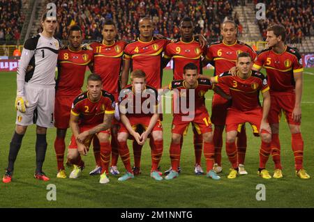 20121016 - BRUXELLES, BELGIO: Squadra belga con UP, L-R, portiere del Belgio Thibaut Courtois, Moussa Dembele del Belgio, Nacer Chadli del Belgio, Vincent Kompany, Christian Benteke del Belgio, Axel Witsel del Belgio, Jan Vertonghen del Belgio, Down, Il belga Toby Alderweireld, il belga Kevin De Bruyne, il belga Dries Mertens e il belga Thomas Vermaelen in una partita dei Red Devils, la nazionale di calcio belga, contro la Scozia, la quarta partita di qualificazione per i Campionati del mondo di calcio 2014, martedì 16 ottobre 2012 nello stadio King Baudouin (Stade Roi Baudouin/Koni Foto Stock