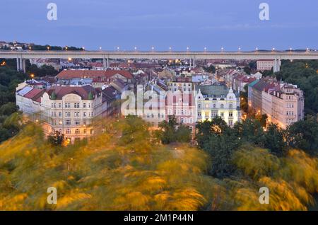 Moderna struttura del ponte di Nusle al crepuscolo e proprietà residenziali, Nusle Praga Repubblica Ceca. Foto Stock