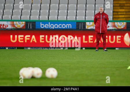 20121121 - BRUGGE, BELGIO: Il capo allenatore di Bordeaux Francis Gillot ha illustrato in una sessione di allenamento del Club francese Bordeaux, mercoledì 21 novembre 2012 a Brugge. Il Club Brugge giocherà una partita della quinta giornata nel Gruppo D nel torneo Europa League, contro Bordeaux, domani. FOTO DI BELGA BRUNO FAHY Foto Stock