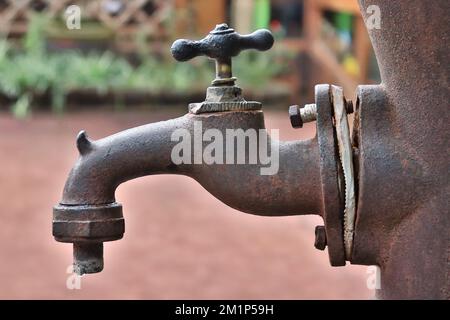 il vecchio rubinetto dell'acqua arrugginito bokeh Foto Stock