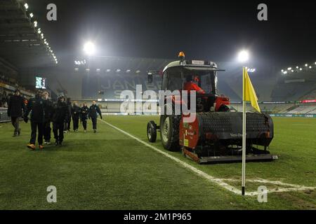 20121208 - BRUGGE, BELGIO: L'immagine mostra un trattore in campo dopo la partita della Jupiler Pro League tra Cercle Brugge e Oud-Heverlee Leuven, a Brugge, sabato 08 dicembre 2012, il giorno 19 del campionato di calcio belga. BELGA FOTO KRISTOF VAN ACCOM Foto Stock