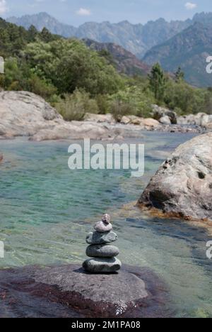 Segnavia su un fiume sull'isola di Korsika Foto Stock