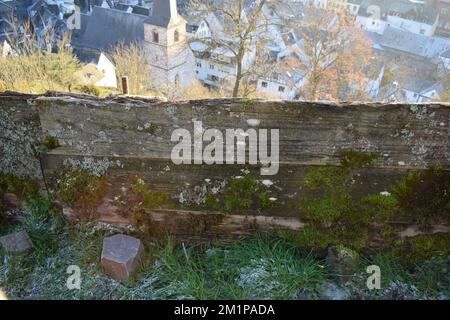 barriera di legno sopra il paese in un sentiero Foto Stock