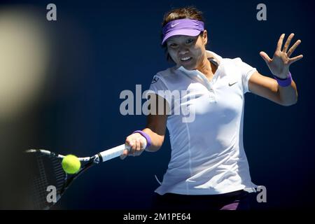 20130116 - MELBOURNE, AUSTRALIA: Na li in azione durante la partita tra il cinese Na li e il bielorusso Olga Govortsova nel secondo round del torneo femminile di single al Grand Slam 'Australian Open', mercoledì 16 gennaio 2013 al Melbourne Park, Melbourne, Australia. FOTO DI BELGA PATRICK HAMILTON Foto Stock