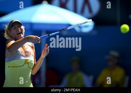 20130120 - MELBOURNE, AUSTRALIA: Russian Maria Sharapova in azione durante la partita tra il belga Kirsten Flipkens (WTA 43) e il russo Maria Sharapova, nel finale di gara femminile al Grand Slam 'Australian Open', domenica 20 gennaio 2013 al Melbourne Park, Melbourne, Australia. Flipkens perse in due set: 6-1 e 6-0. FOTO DI BELGA PATRICK HAMILTON Foto Stock