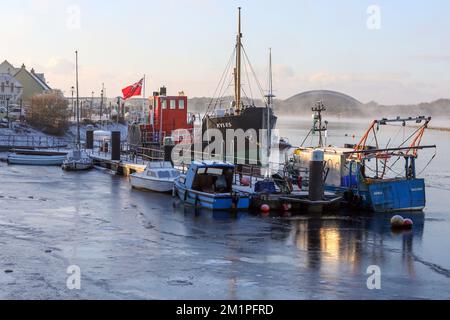 Irvine, Regno Unito. 12th Dec, 2022. Con temperature basse fino a 15C °C in alcune parti della Scozia, la nebbia gelida e il clima invernale insolitamente freddo hanno causato il congelamento del porto di Irvine sul Firth of Clyde, intrappolando diverse barche e piccole navi. Credit: Findlay/Alamy Live News Foto Stock