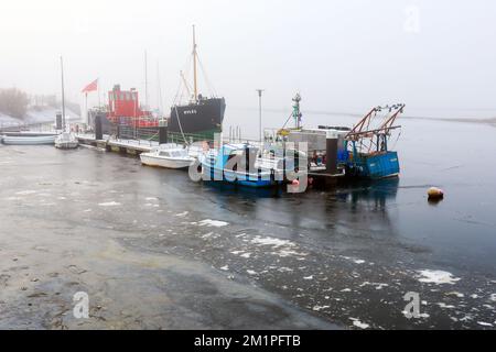 Irvine, Regno Unito. 12th Dec, 2022. Con temperature basse fino a 15C °C in alcune parti della Scozia, la nebbia gelida e il clima invernale insolitamente freddo hanno causato il congelamento del porto di Irvine sul Firth of Clyde, intrappolando diverse barche e piccole navi. Credit: Findlay/Alamy Live News Foto Stock