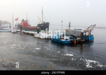 Irvine, Regno Unito. 12th Dec, 2022. Con temperature basse fino a 15C °C in alcune parti della Scozia, la nebbia gelida e il clima invernale insolitamente freddo hanno causato il congelamento del porto di Irvine sul Firth of Clyde, intrappolando diverse barche e piccole navi. Credit: Findlay/Alamy Live News Foto Stock