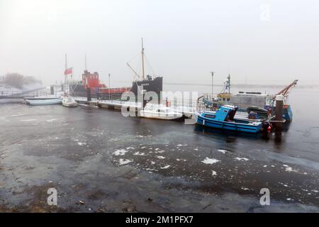 Irvine, Regno Unito. 12th Dec, 2022. Con temperature basse fino a 15C °C in alcune parti della Scozia, la nebbia gelida e il clima invernale insolitamente freddo hanno causato il congelamento del porto di Irvine sul Firth of Clyde, intrappolando diverse barche e piccole navi. Credit: Findlay/Alamy Live News Foto Stock