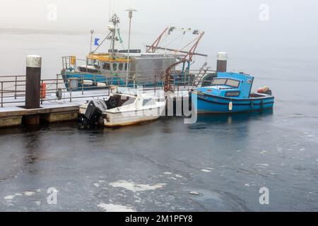 Irvine, Regno Unito. 12th Dec, 2022. Con temperature basse fino a 15C °C in alcune parti della Scozia, la nebbia gelida e il clima invernale insolitamente freddo hanno causato il congelamento del porto di Irvine sul Firth of Clyde, intrappolando diverse barche e piccole navi. Credit: Findlay/Alamy Live News Foto Stock