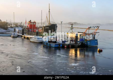 Irvine, Regno Unito. 12th Dec, 2022. Con temperature basse fino a 15C °C in alcune parti della Scozia, la nebbia gelida e il clima invernale insolitamente freddo hanno causato il congelamento del porto di Irvine sul Firth of Clyde, intrappolando diverse barche e piccole navi. Credit: Findlay/Alamy Live News Foto Stock