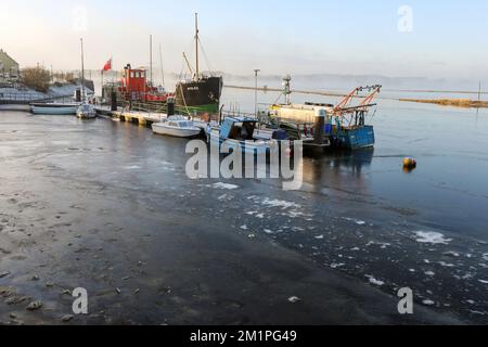 Irvine, Regno Unito. 12th Dec, 2022. Con temperature basse fino a 15C °C in alcune parti della Scozia, la nebbia gelida e il clima invernale insolitamente freddo hanno causato il congelamento del porto di Irvine sul Firth of Clyde, intrappolando diverse barche e piccole navi. Credit: Findlay/Alamy Live News Foto Stock